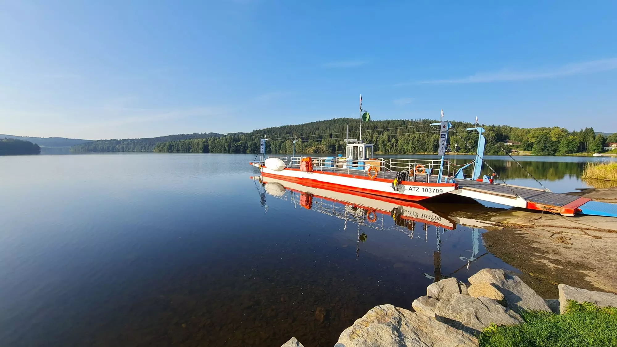 Fähre und Städtchen Frymburk am Ufer des Lipno-Sees, wenige Minuten vom Ferienhaus Výtoň 263