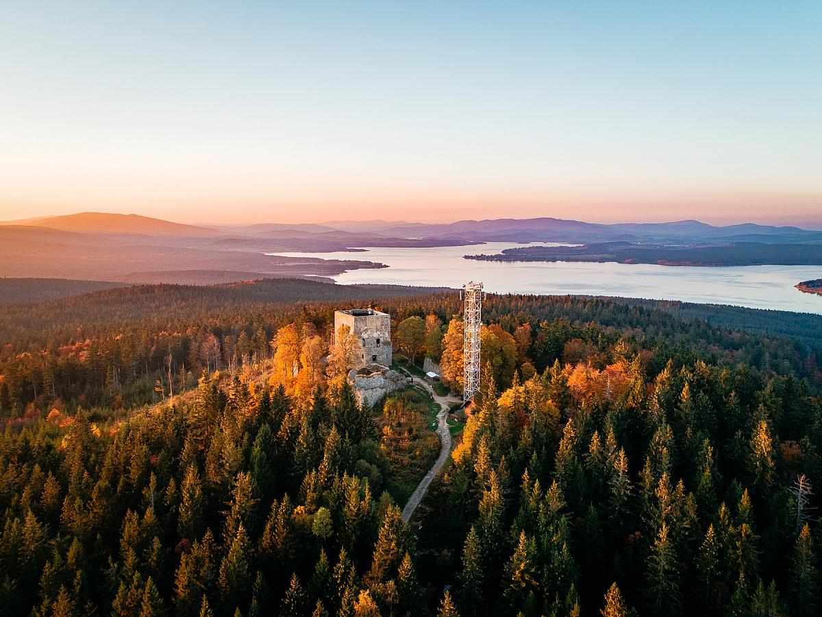 Ruine Vítkův Hrádek mit Aussichtsturm über dem Lipno-See, 15 Minuten vom Ferienhaus Výtoň 263
